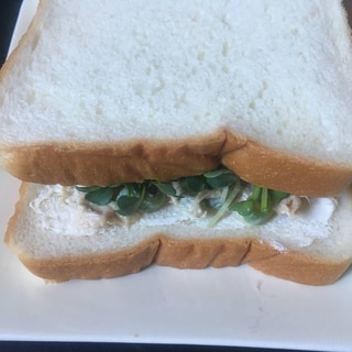 インゲン、ツナマヨ、かいわれのサンドイッチ